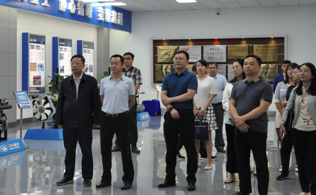 昆明市国资委党组书记王磊一行到云南欧博abg动力集团有限公司开展调研